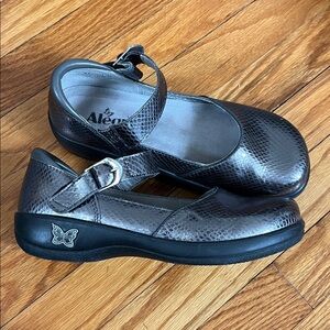 Alegria Kyra Silver Faux Snake Skin Mary Jane Clogs Size 37